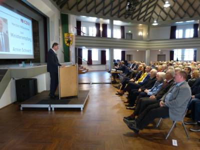 CDU Stadtverbandsvorsitzender Markus Simon eröffnet die Veranstaltung vor dem Publikum