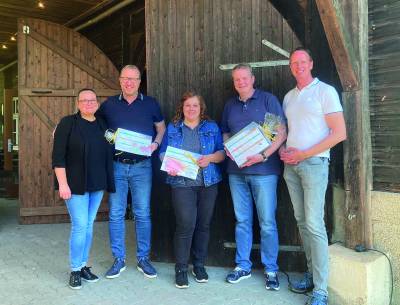 Die Quizgewinner werden gekürt von Maren Hildebrandt (ganz links) und Markus Simon (ganz rechts): Uwe Gottmann (in Vertretung seiner Ehefrau), Daniela Zeides und Ulrich Welteke (v.l.n.r.)